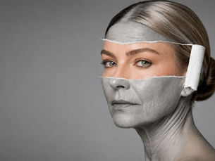 Kreatives Konzeptbild, das gealtertes versus verjüngtes Gesicht mit Abzieheffekt zeigt und die Facelift-Transformation illustriert – Facelift-Operationskosten in der Türkei Istanbul