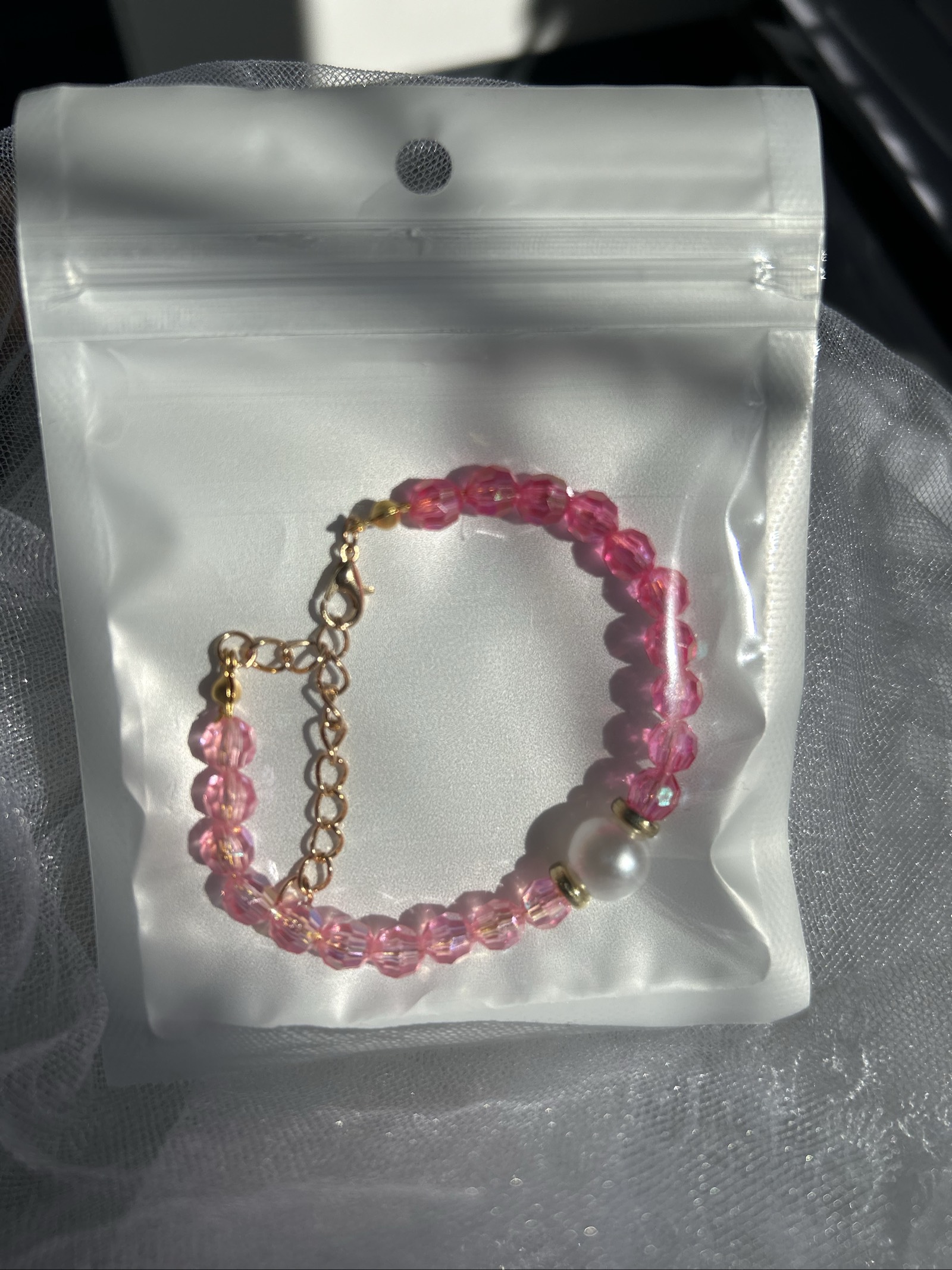 Bracelet en perles à facettes roses et perle nacrée