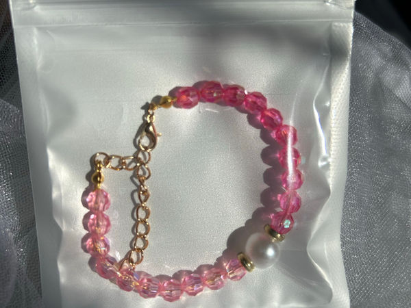 Bracelet en perles à facettes roses et perle nacrée
