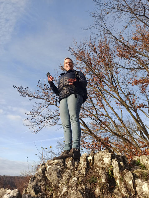 Frau auf Stein