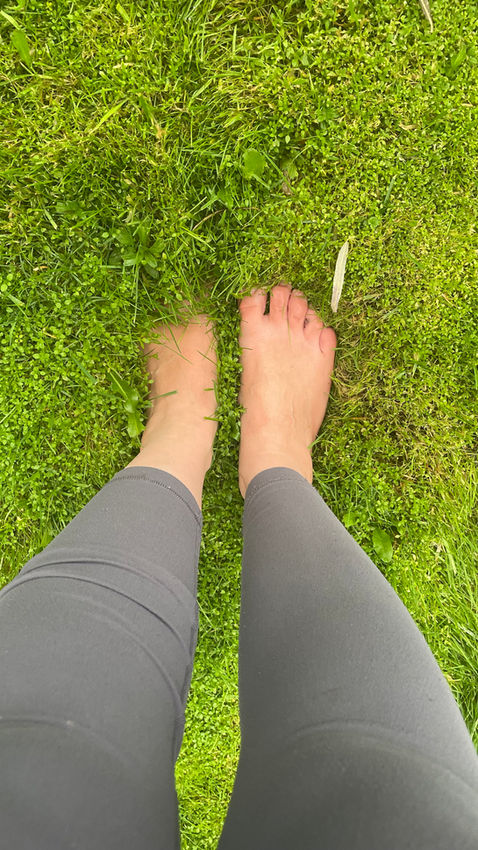Füße im Gras