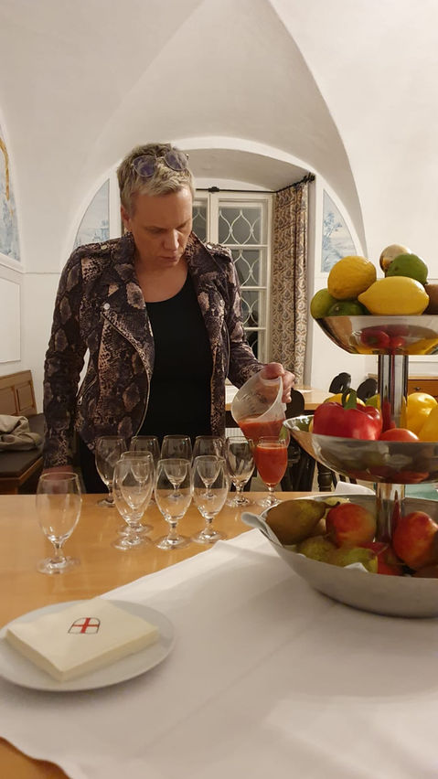 Frau gießt Saft ein