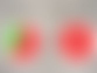 Zwei Teller zeigen Intervallfasten und Gesundheitsfasten. Links: grün "Essen", rot "Fasten". Rechts: nur rot "Fasten". Text "vs" dazwischen.