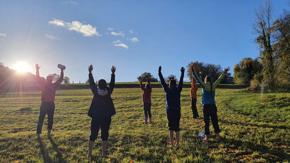 Personen beim Sport im Sonnenaufgang