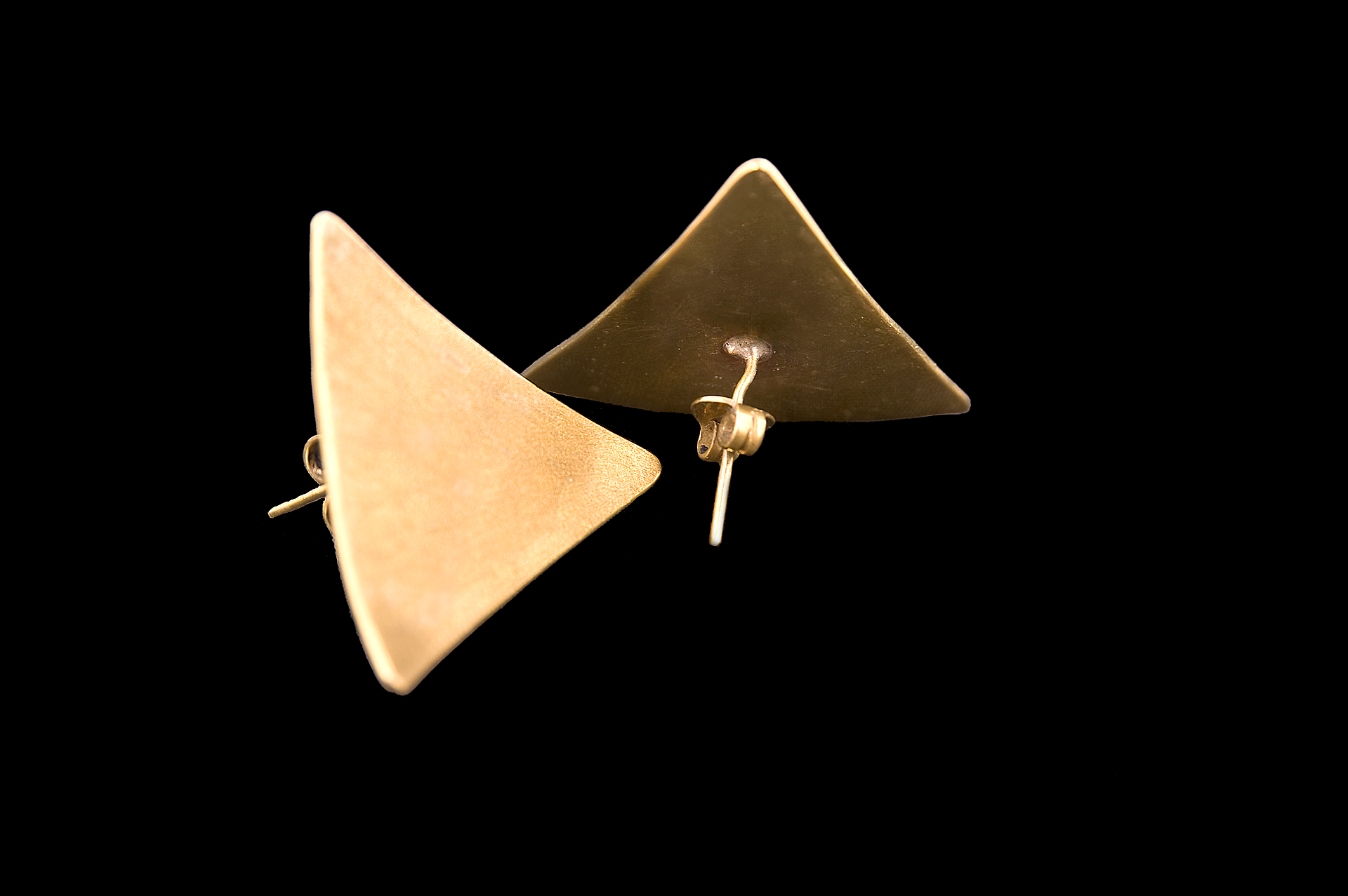 TRIANGLE BRUSHED EARRINGS