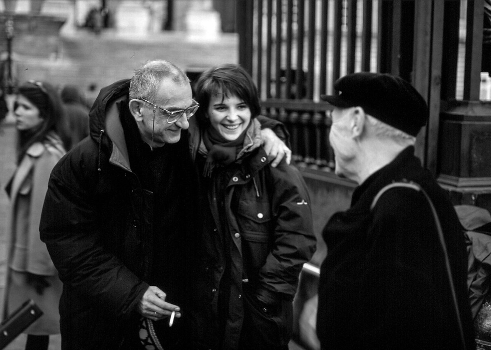 Juliette Binoche ve Kieslowski FİLM KAMERA ARKASINDA SETTE GÜLÜYOR VE YÜRÜYORLAR.