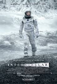 interstellar film afişi başrol astronot kıyafeti içinde beyaz arka plan üzerinde yazılar var