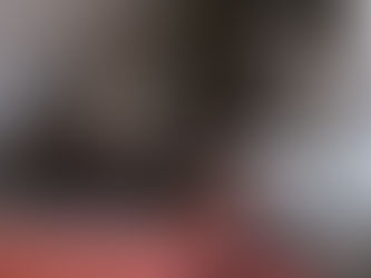 En kat bij een yoga mat