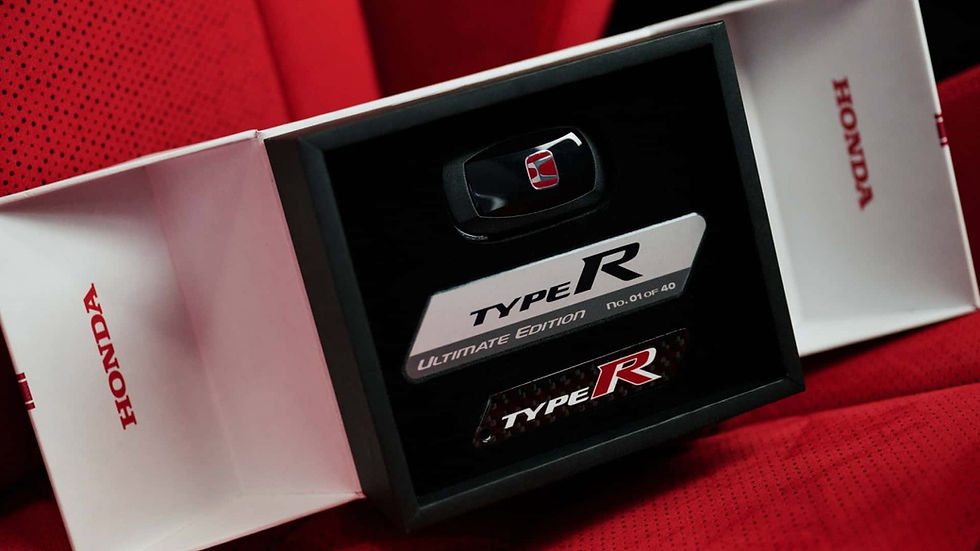 กล่องของขวัญพิเศษสำหรับผู้ซื้อ Honda Civic Type R Ultimate Edition ภายในมีกุญแจพร้อมป้ายรุ่นลิมิเต็ด หมายเลข 01 of 40
