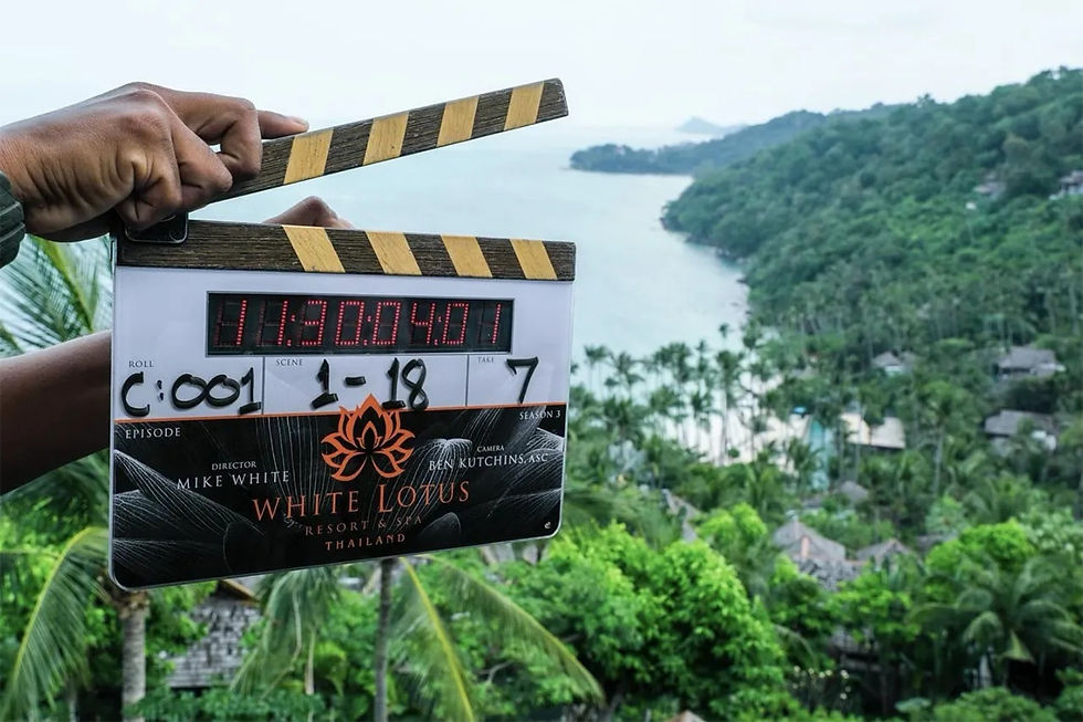 แผ่นสเลตถ่ายทำซีรีส์ The White Lotus ซีซัน 3 ในประเทศไทย โดยมีวิวเกาะสมุยเป็นฉากหลัง