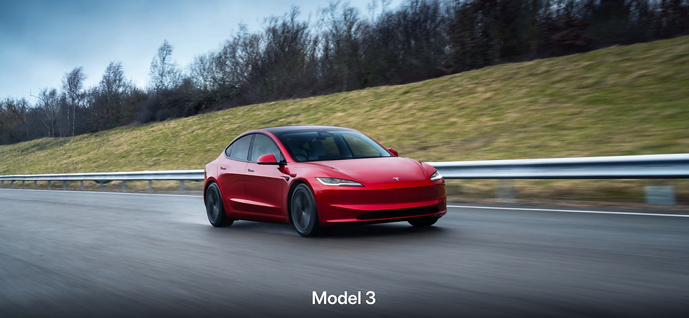 Tesla Model 3 สีแดง วิ่งบนถนนเลียบทะเลสาบ ฉากหลังเป็นวิวเมืองและภูเขา รถยนต์ไฟฟ้าแบบ Dual Motor AWD วิ่งได้ไกล 629 กิโลเมตรต่อการชาร์จ