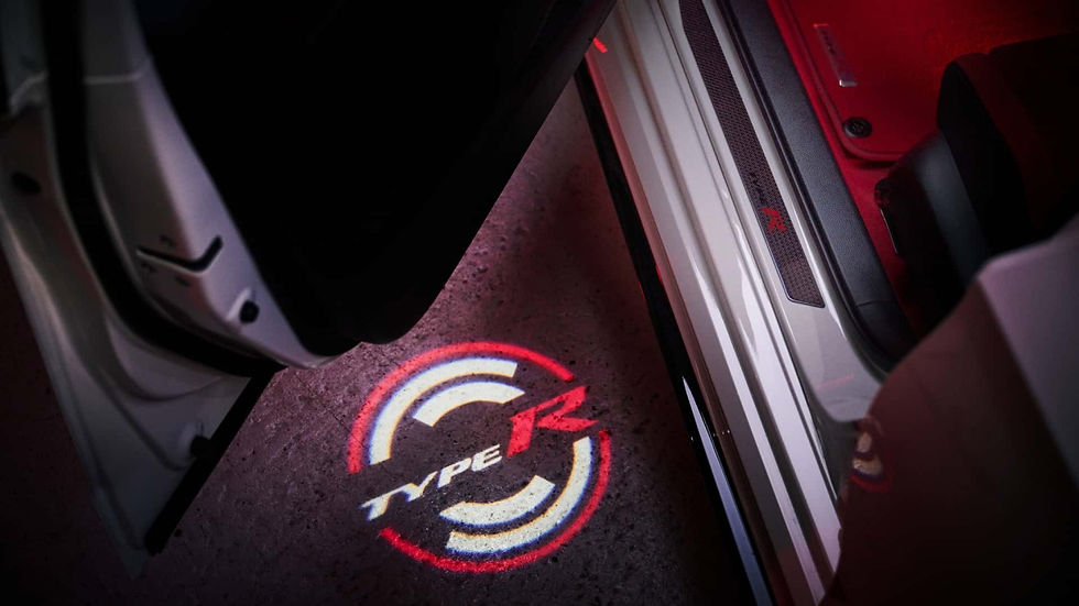 พื้นที่บริเวณธรณีประตูรถฉายโลโก้ Type R ด้วยไฟ LED บนพื้นถนน พร้อมไฟในห้องโดยสารสีแดง