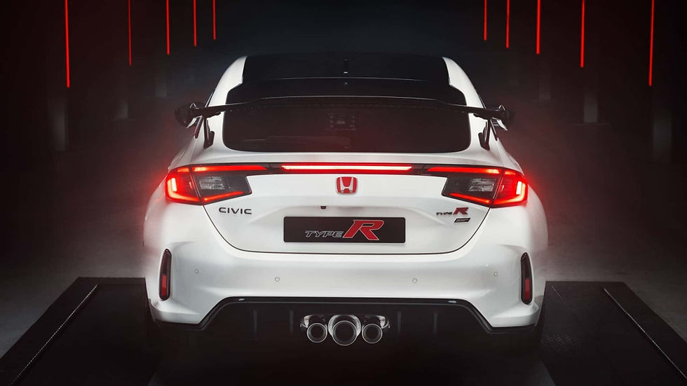 ด้านท้ายของ Honda Civic Type R Ultimate Edition พร้อมสปอยเลอร์หลังขนาดใหญ่ ไฟท้าย LED และท่อไอเสีย 3 ท่อกลาง ดูสปอร์ตดุดันในสตูดิโอ