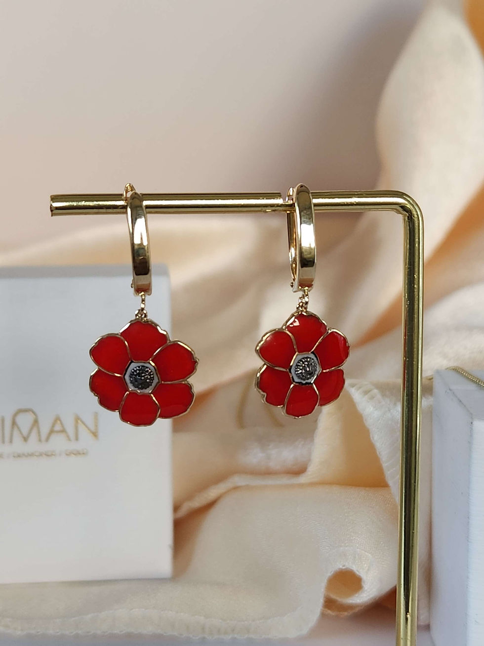 תמונה ממוזערת: Poppyseed earrings 14k yellow gold and enamel. 