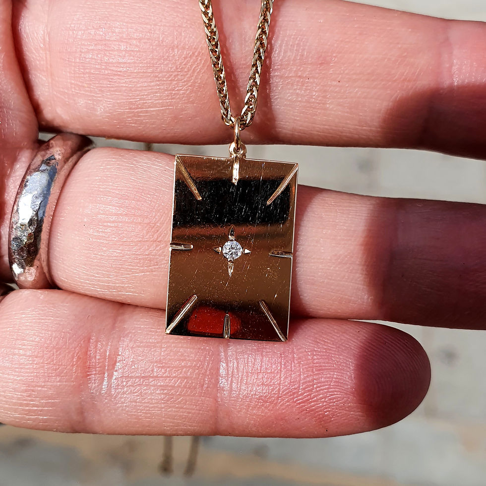 תמונה ממוזערת: תליון זהב מלבני עם חריטות במרכז יהלום בשיבוץ כוכב