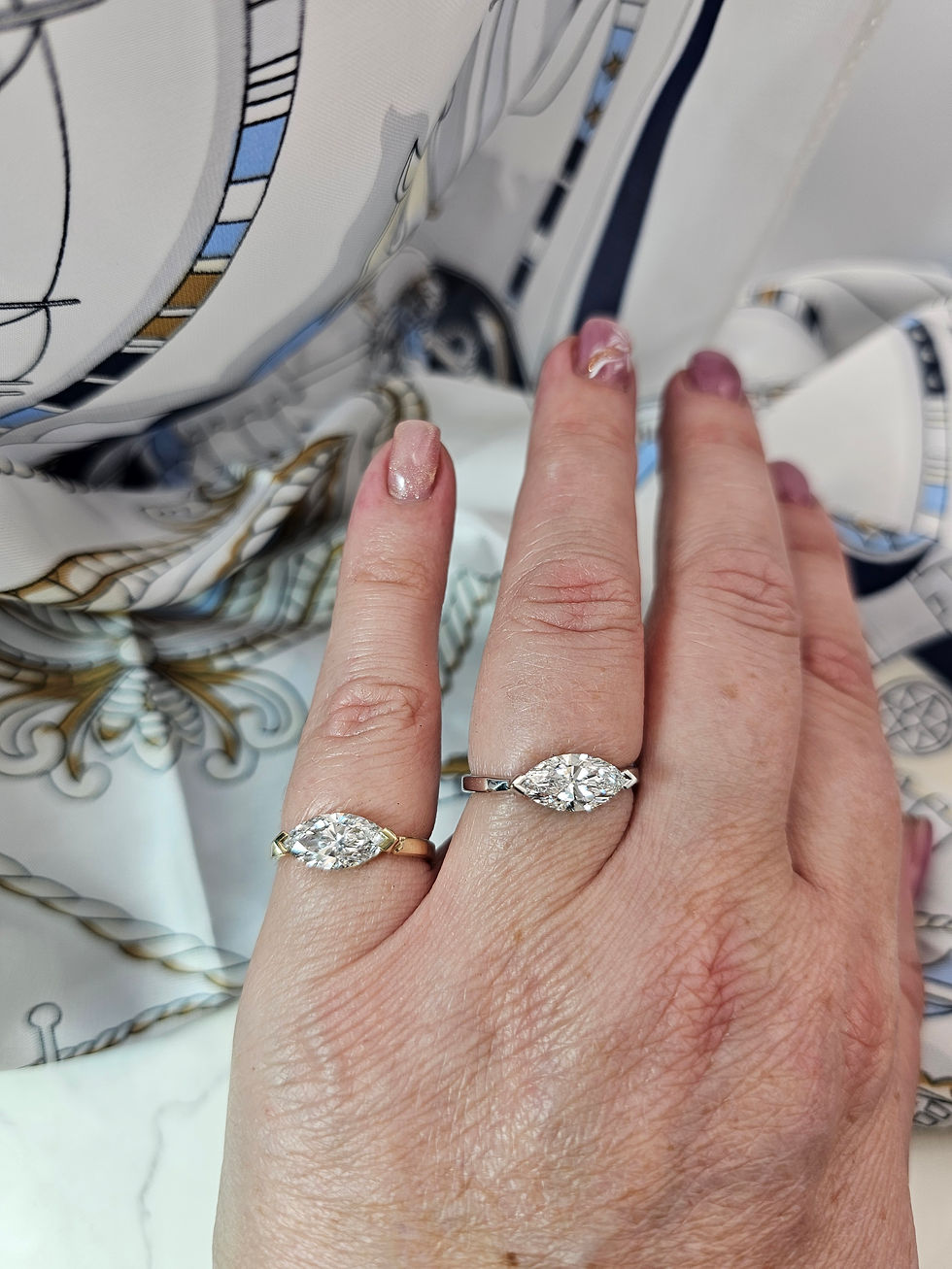 תמונה ממוזערת: טבעת "אמיליה" זהב לבן 14k משובצת עם יהלום מעבדה בחיתוך מרקיזה במשקל 1.5 קראט.