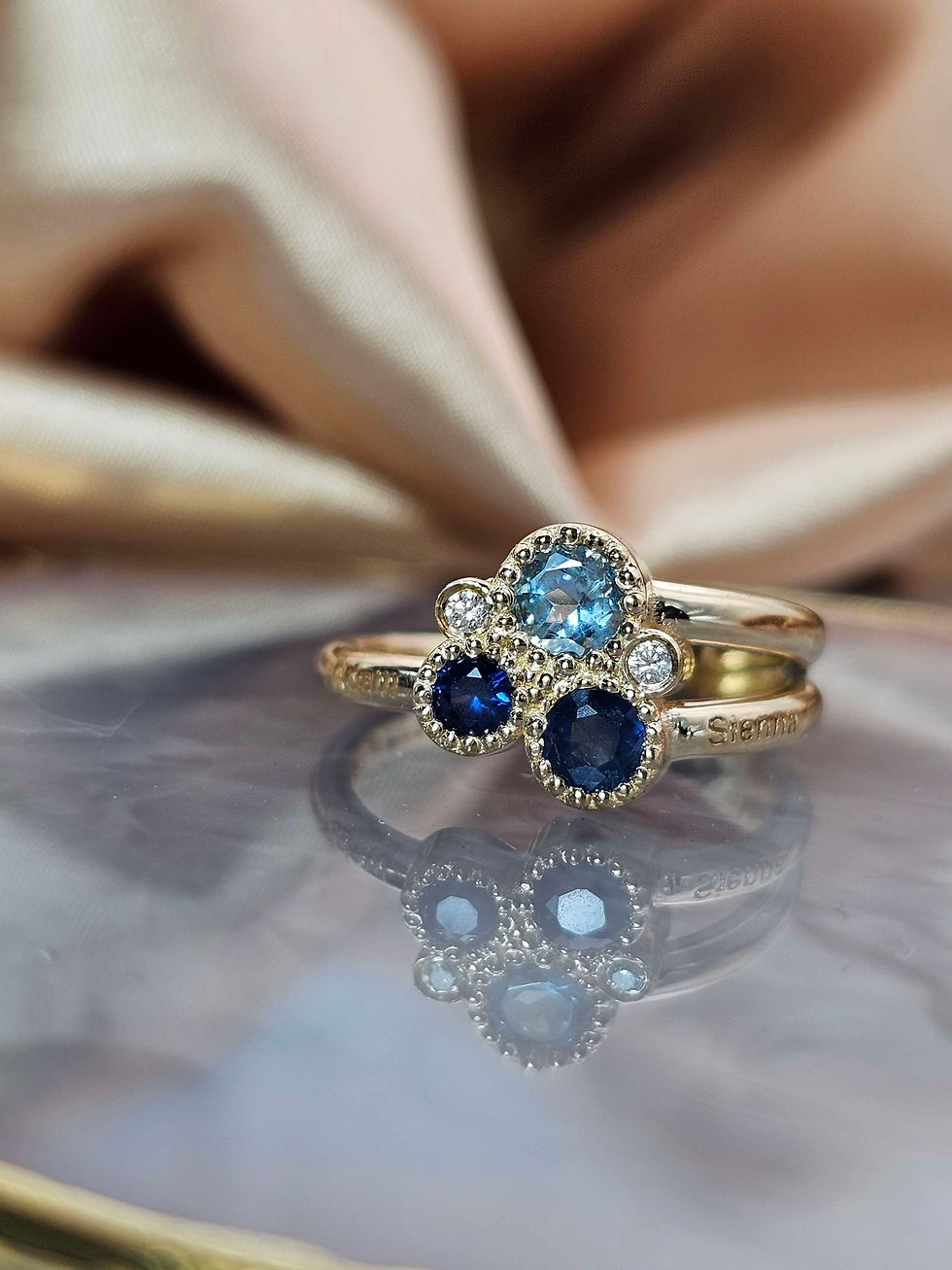 תמונה ממוזערת: Mother love ring 3 stones 2 diamonds in 18k