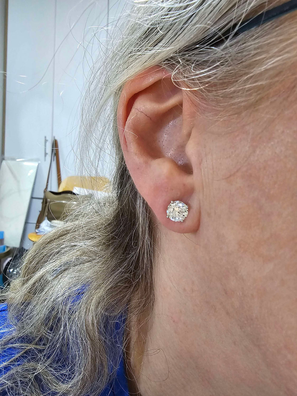 תמונה ממוזערת: עגילים צמודים לאוזן בשיבוץ שיניים זהב לבן 14k סה"כ 3 קראט יהלומים, 1.5 כל אחד