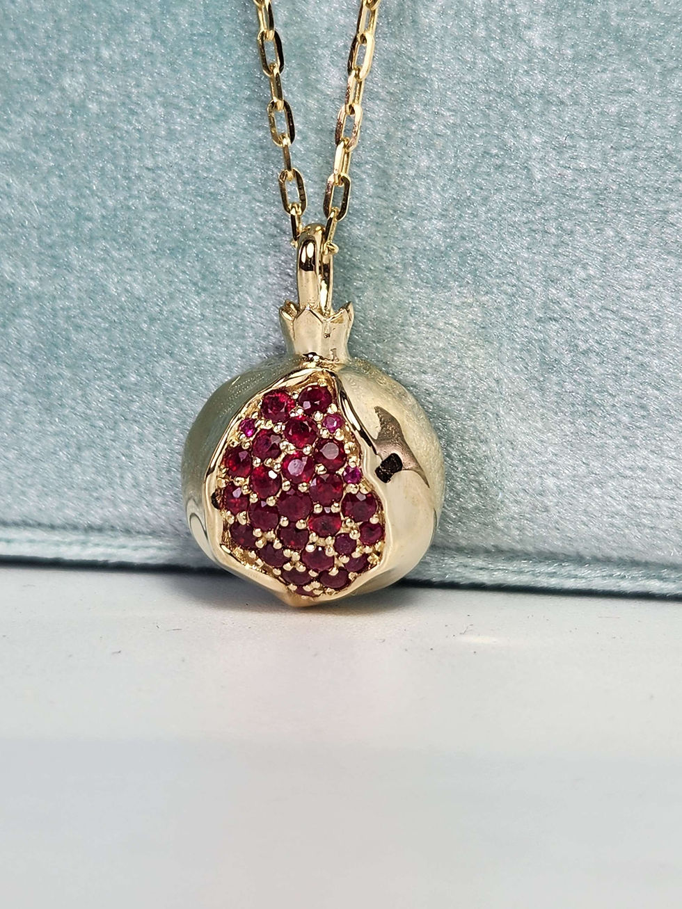 תמונה ממוזערת: Large 20mm pomegranate in 14k gold set with natural ruby's 