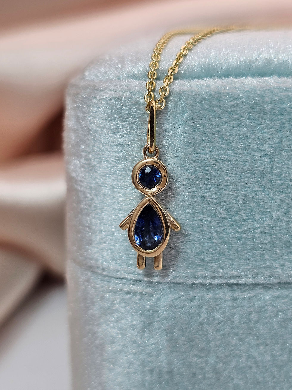 תמונה ממוזערת: תליון בת זהב צהוב 14k משובץ עם אבני ספיר כחול טבעי, תליון בלבד ללא שרשרת. 