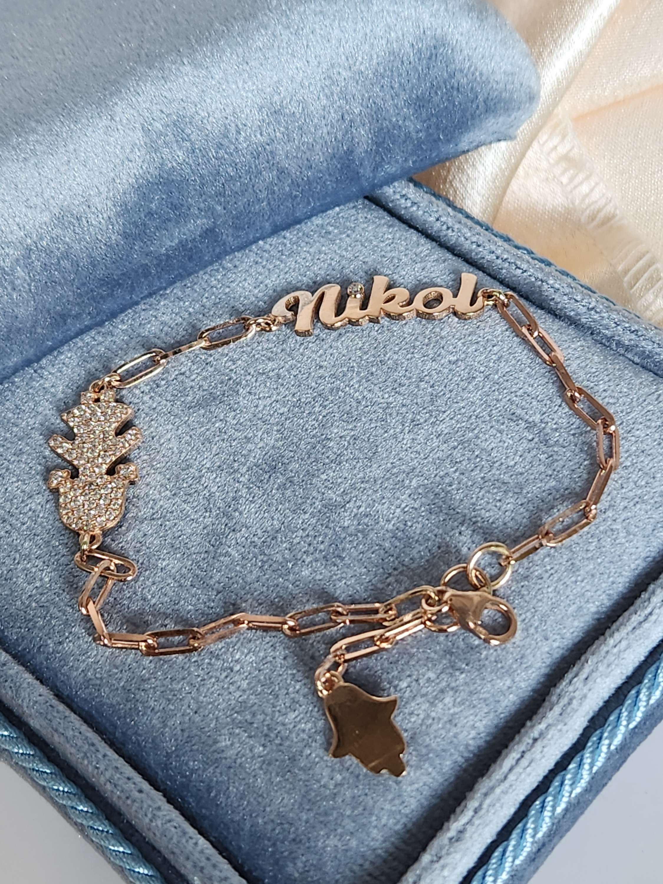 צמיד שם ילדה עם שיבוץ יהלומי מעבדה וחמסה בקצה זהב ורוד 14k