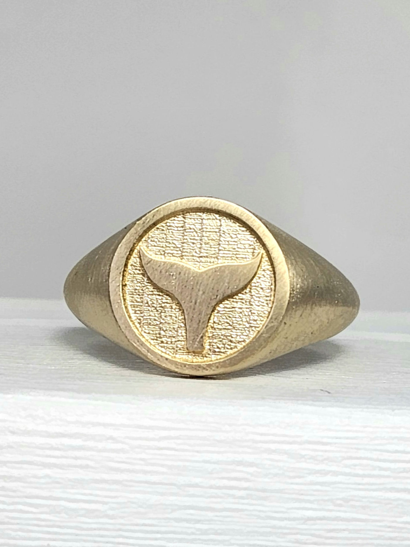 טבעת חותם זהב 14k עם זנב של לוויתן