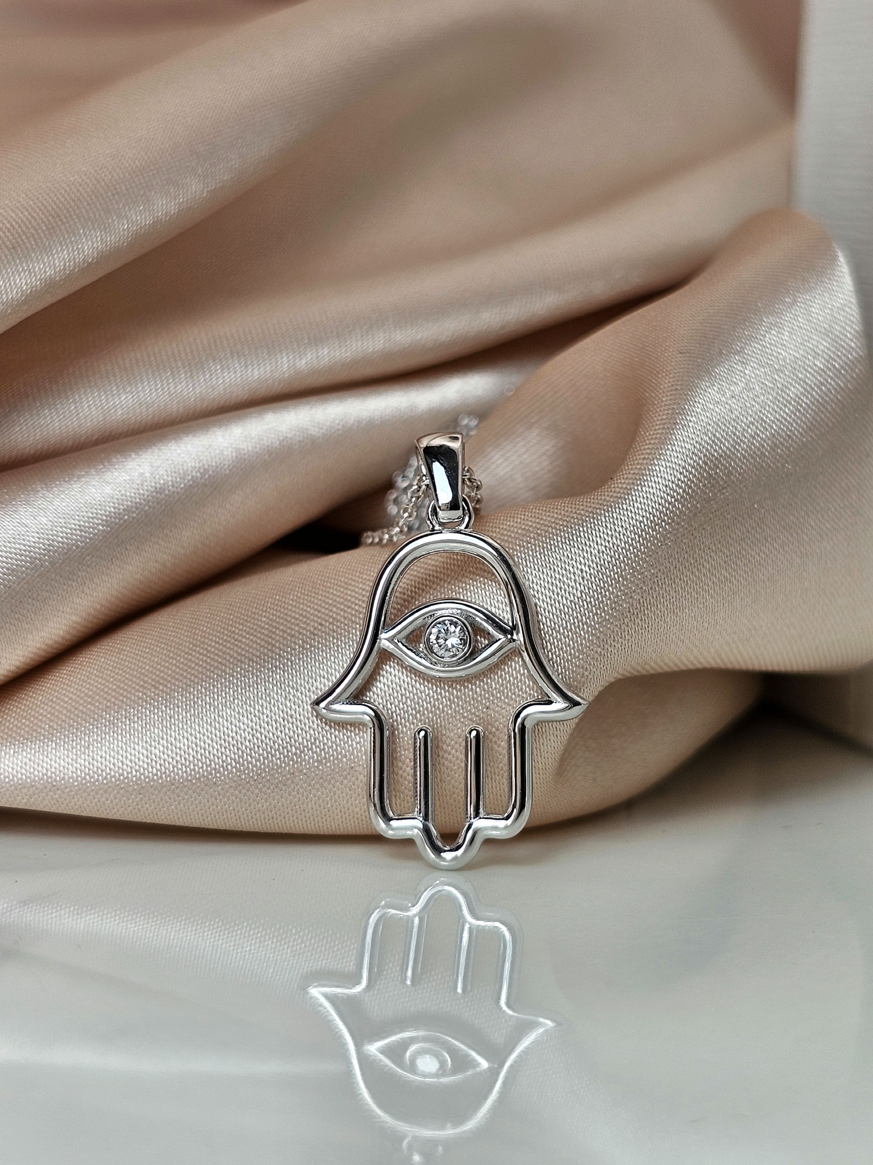 תליון "העין המגינה" חמסה זהב לבן 14k משובצת עם יהלום טבעי במשקל .08 נקודות יהלומ