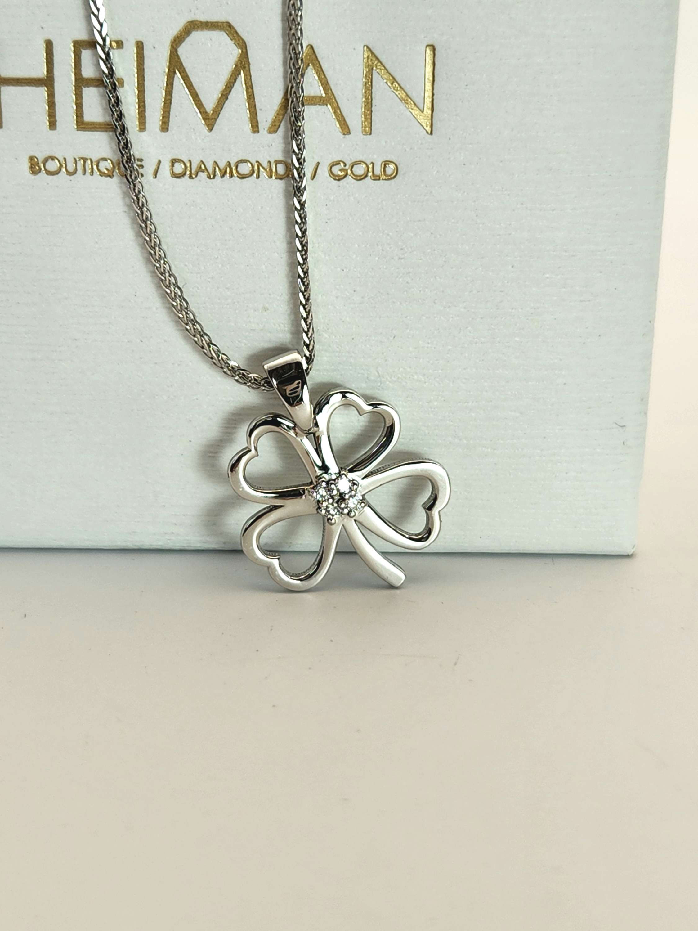 Clover pendant studded with 4 diamonds