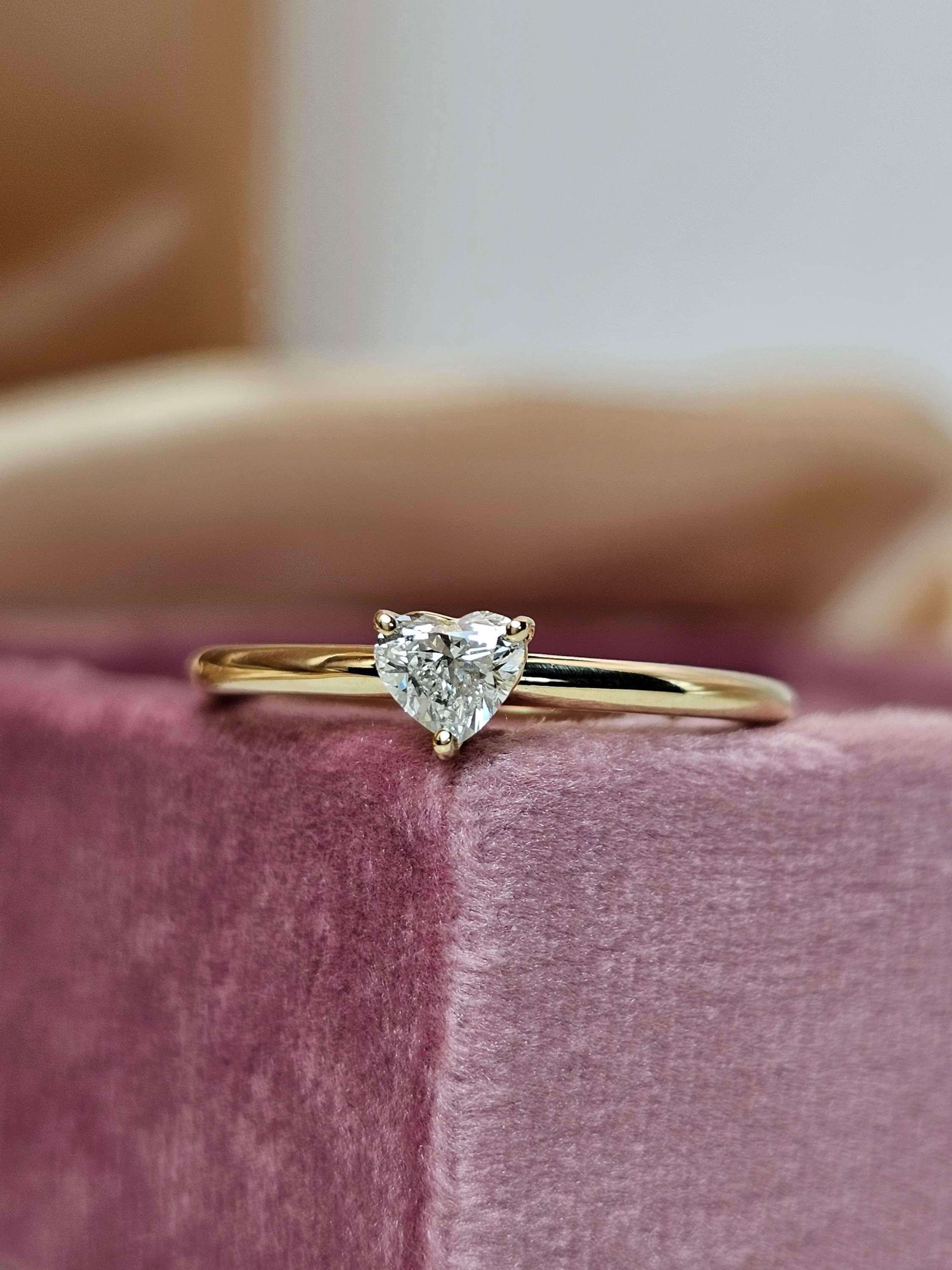 טבעת לב היהלום זהב צהוב 14k משובץ עם יהלום מעבדה במשקל 0.40 נקודות. 