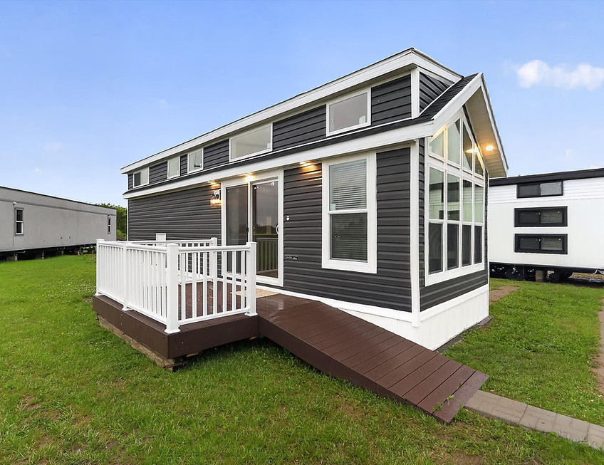 1-14678-W-Ridge-Ln-Model-1-Shore-Park-WindowStill-Photography.jpg