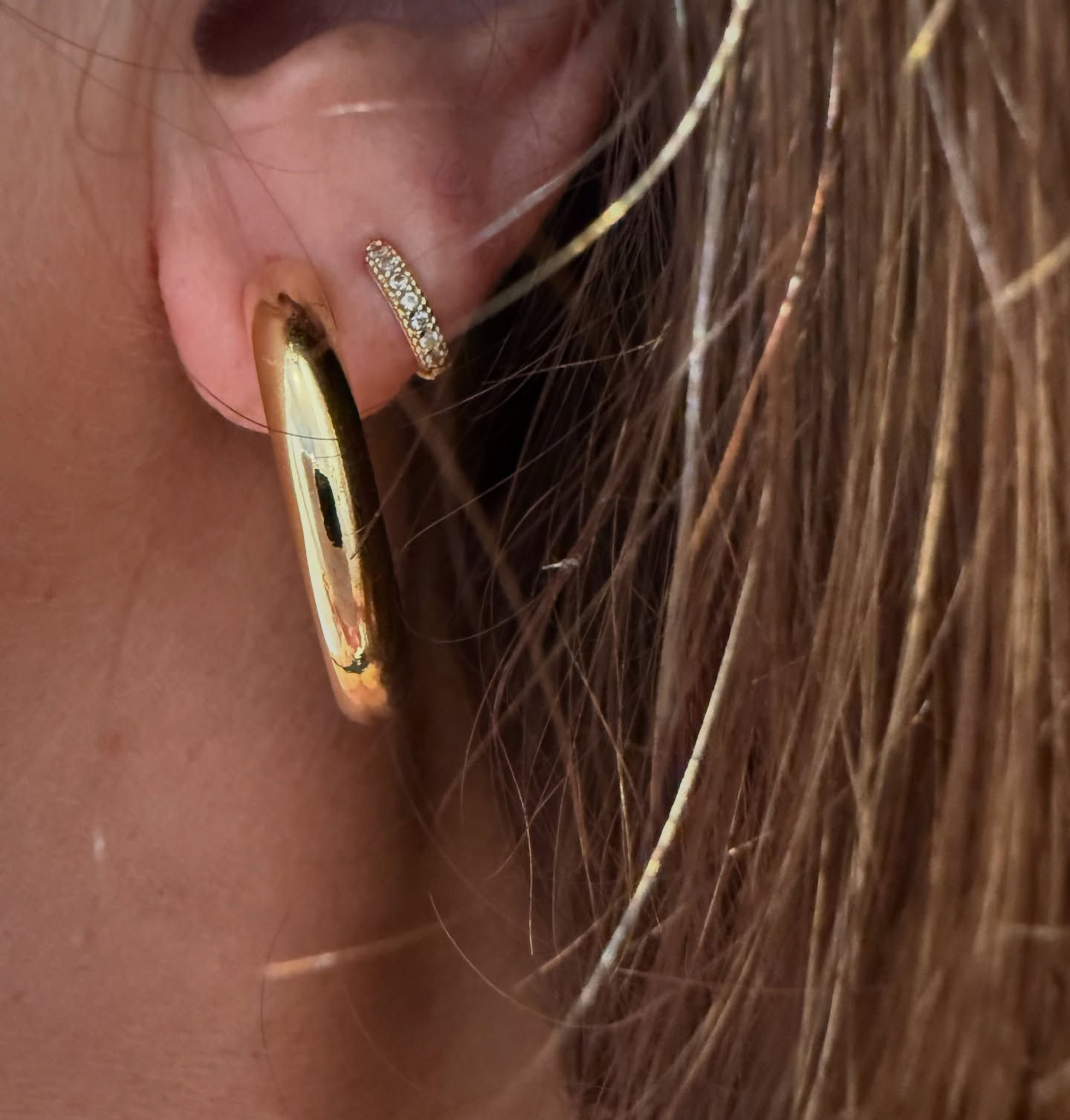 Brinco argola tubular banho 18k