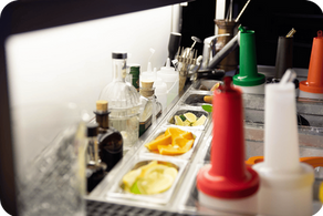 Wie mixt man den perfekten Weihnachtscocktail an einer Cocktail station?