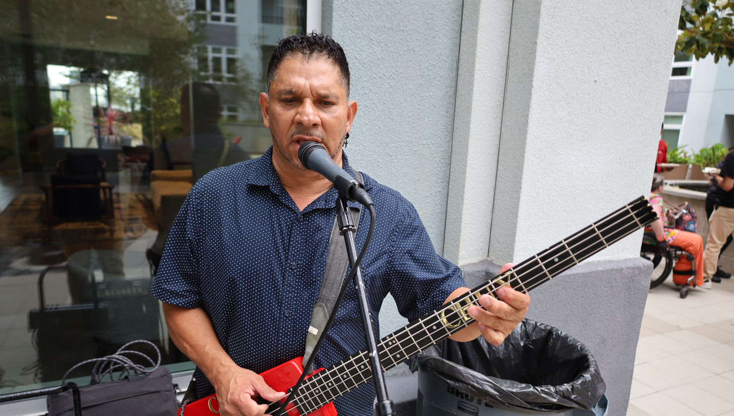 Músico del Trio Mariachi Tepatitlán cantando y tocando el bajo eléctrico en vivo.