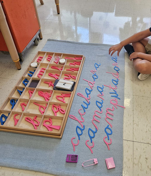 Cálculos, sumas, y restas compuestas junto a niños en aula. Casa De Niños Popular