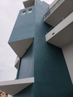 Metallic cement finish