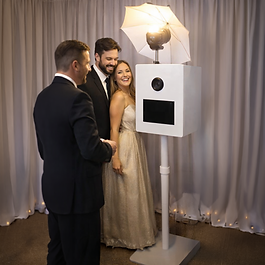 professional DSLR photobooth with studio lighting and umbrella diffuser at a luxury wedding event
