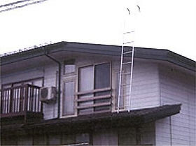 屋根はしご:雪積の多い地域の必需品屋根の雪降ろしに