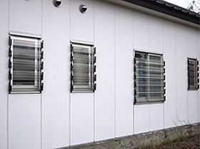 雪囲い:クリアガードで光を遮る事なく、雪から窓を守ります