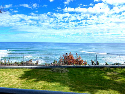 白いフェンスの先に広がる群青