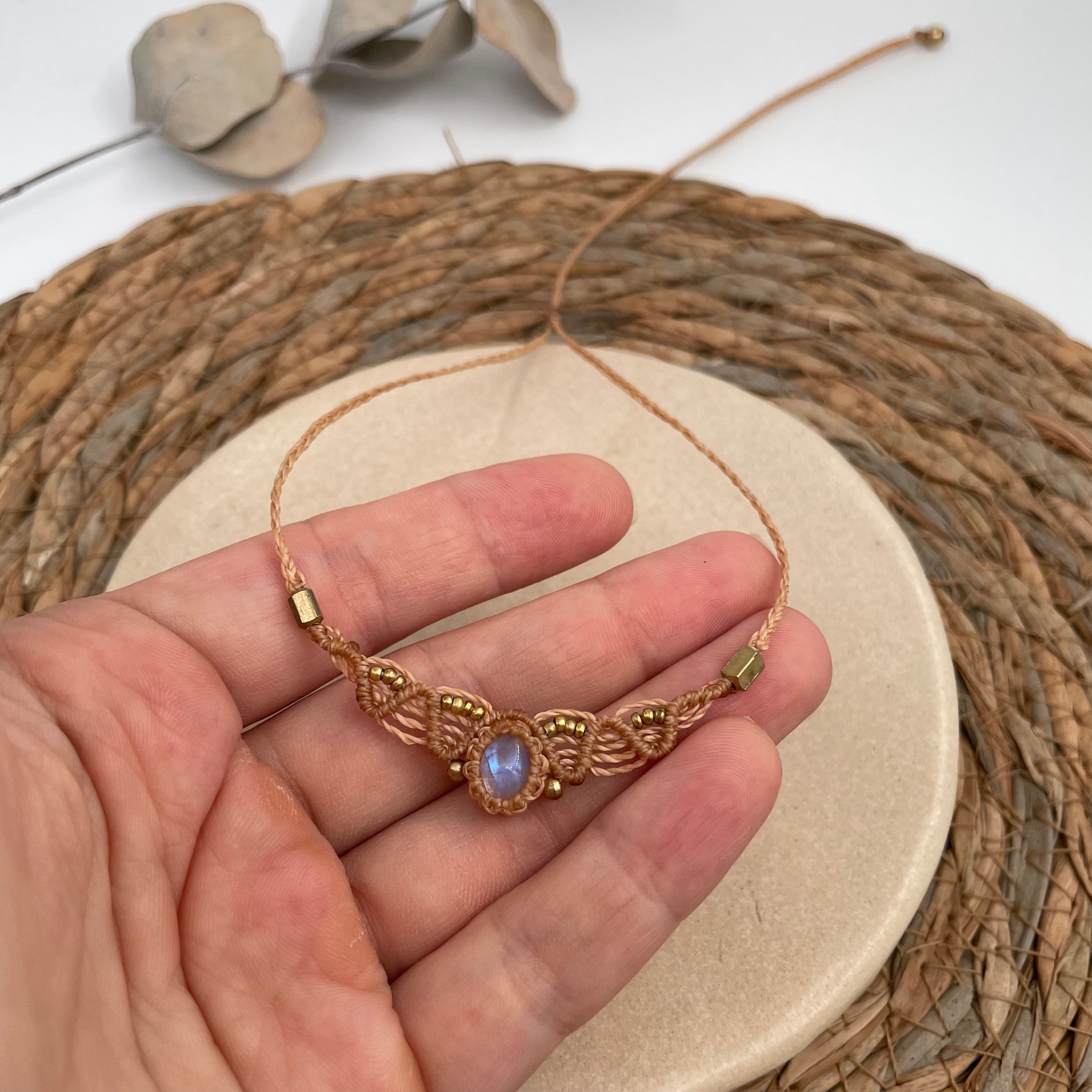 שרשרת מונסטון ׳יעלי׳ בעיצוב אישי - חוט בצבע כאמל בהיר