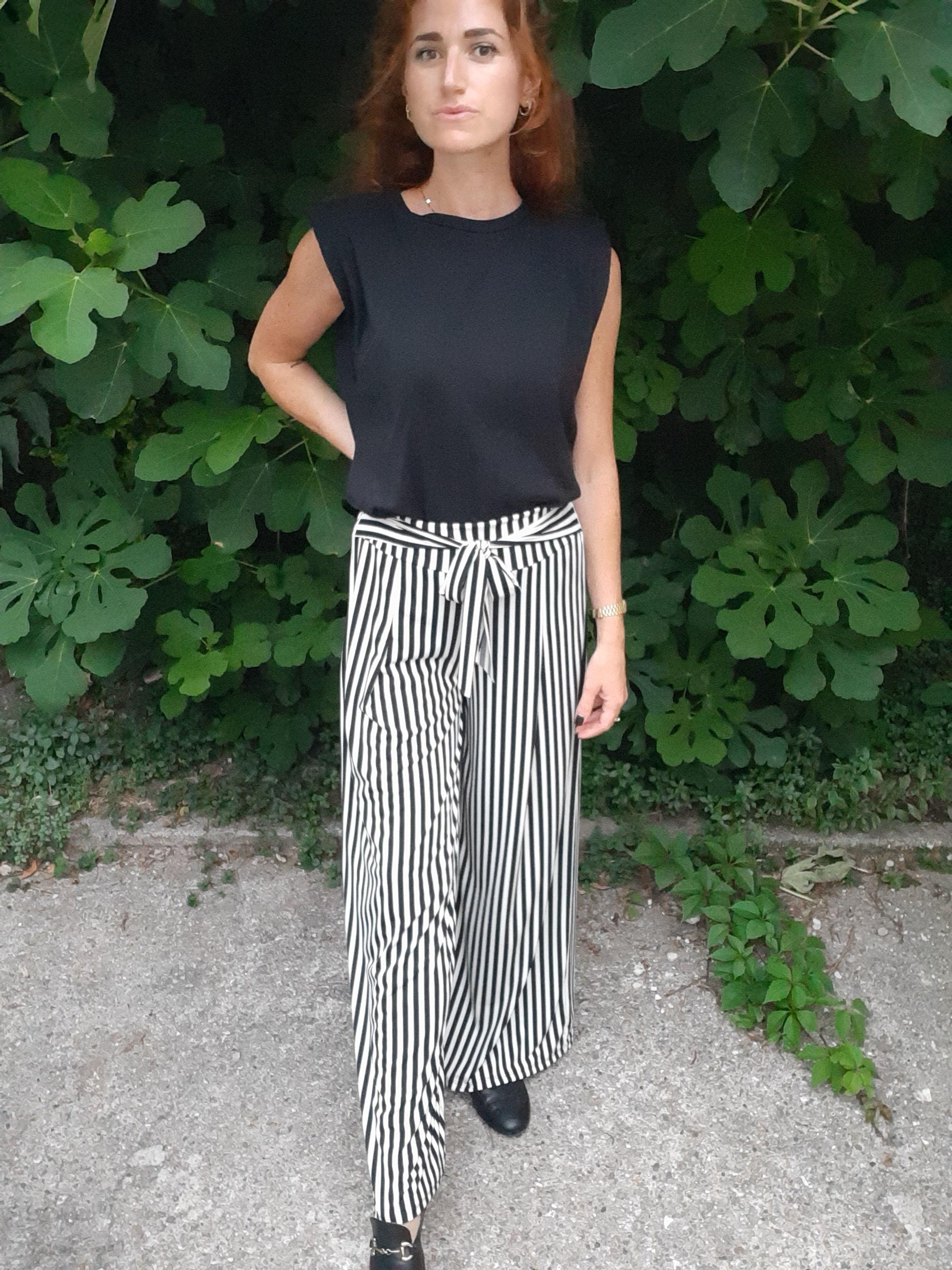 pantalone nero e bianco a righe