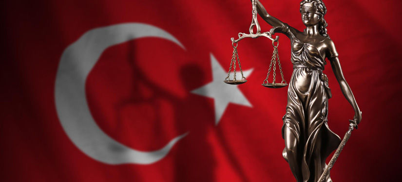 Elinde terazi, kılıç olan kadının ve Türk bayrağının olduğu yerde İş kanunu maddeleri konuşulur.