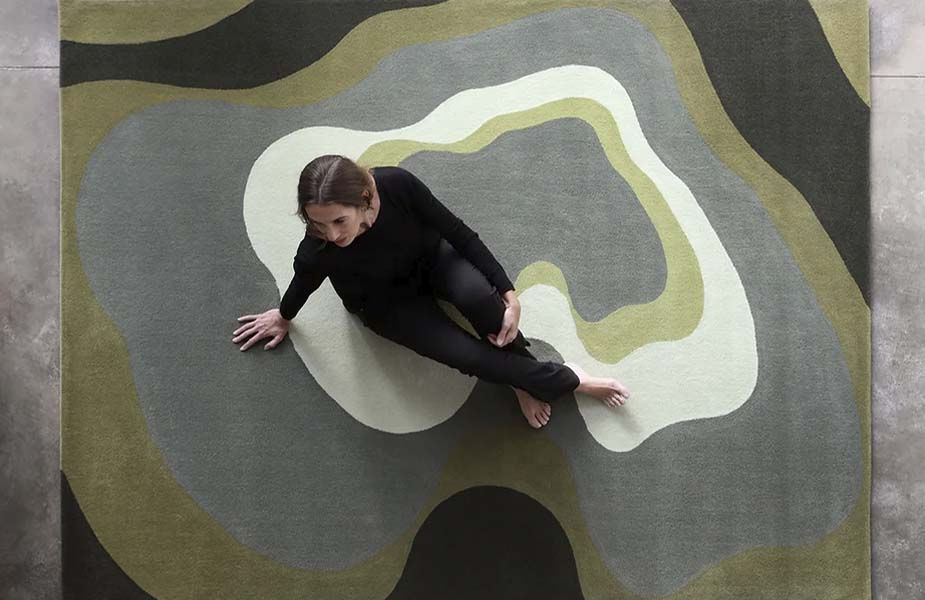 Design orgânico, quase topográfico. Esse tapete da Punto e Filo é mais do que peça decorativa — é escultura de chão. Pra quem busca presença e fluidez no espaço.