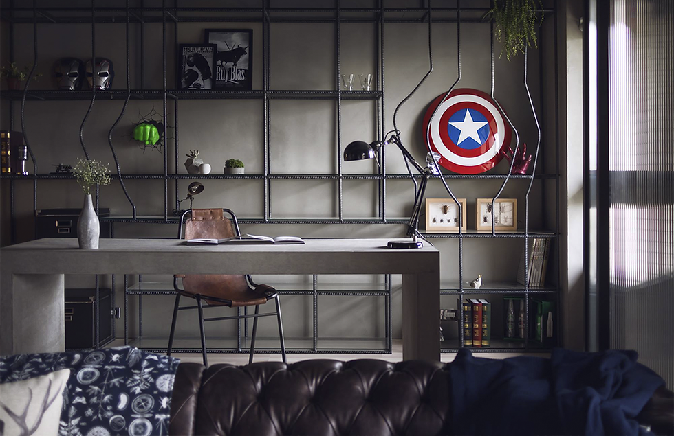 escritorio com decoração geek com tema dos vingadores da marvel