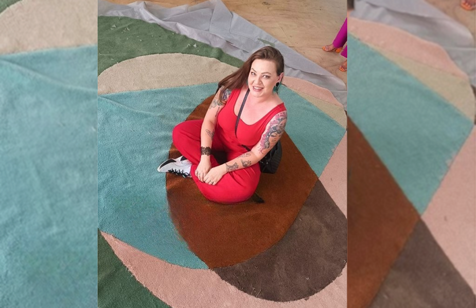 A Deborah na fábrica de tapetes, durante uma das visitas que fizemos pra entender de perto todo o processo artesanal.
