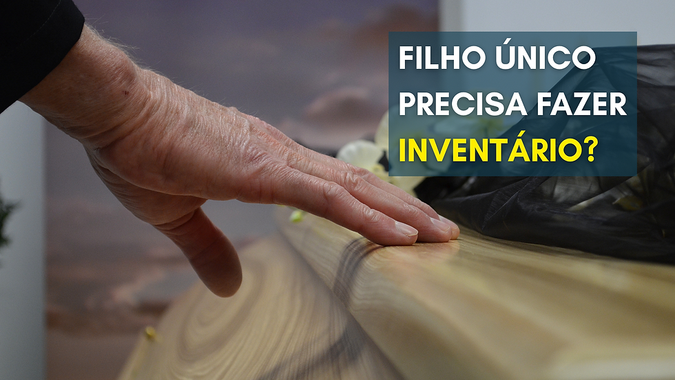 Mão repousando sobre caixão de madeira durante velório, simbolizando o luto de um filho único e a necessidade de realizar inventário após o falecimento dos pais.