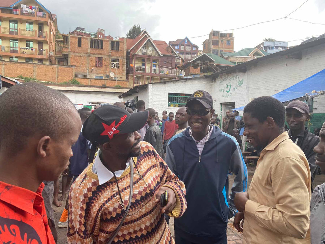 Quatre prisonniers échangent et sourient, témoignant des liens fraternels et de la résilience malgré des conditions difficiles.