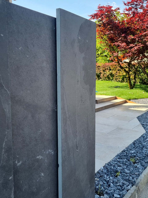 Palissage en métal dans un jardin coloré, ajoutant une touche moderne à l’espace paysager.