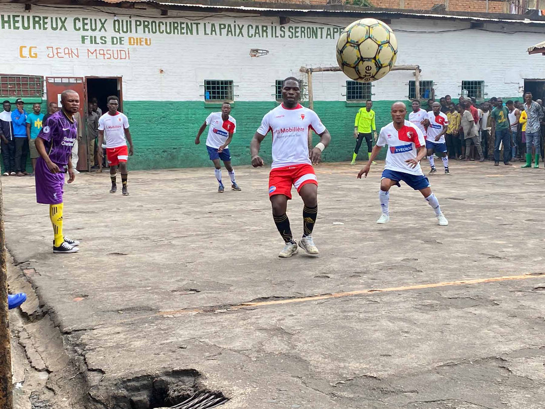 Détenus jouant au football dans la cour de la prison de Bukavu, un moment de liberté et de lien social dans un lieu de réhabilitation.