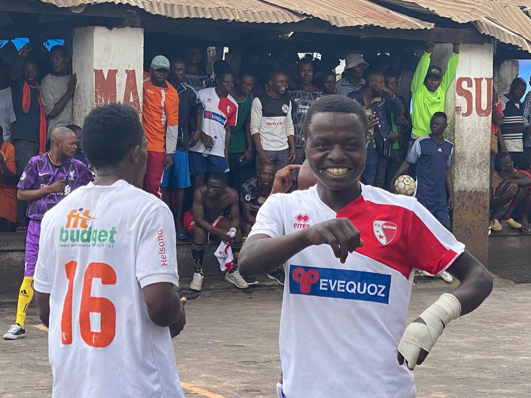 Détenus jouant au football dans la cour de la prison de Bukavu, un moment de liberté et de lien social dans un lieu de réhabilitation.